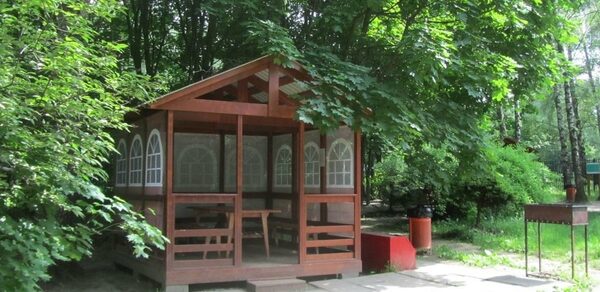 Маленькая беседка до 6 человек в парке