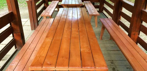 Маленькая беседка до 6 человек в парке