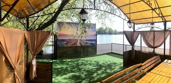 Беседка на воде с мангалом для пикника на 30 человек