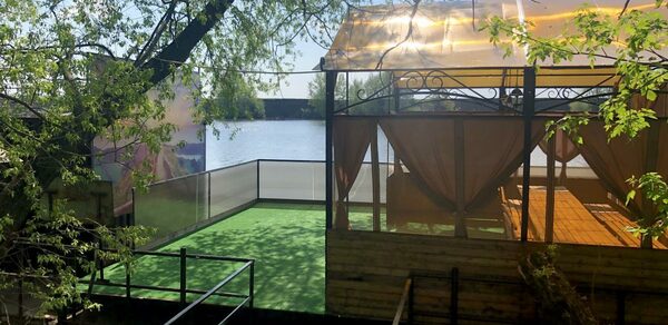 Беседка на воде с мангалом для пикника на 30 человек