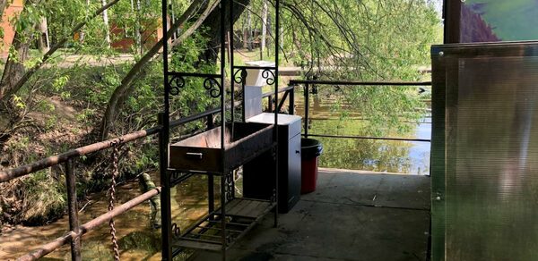 Беседка на воде с мангалом для пикника на 30 человек