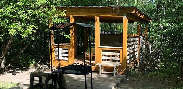 Беседка с мангалом для шашлыка у озера