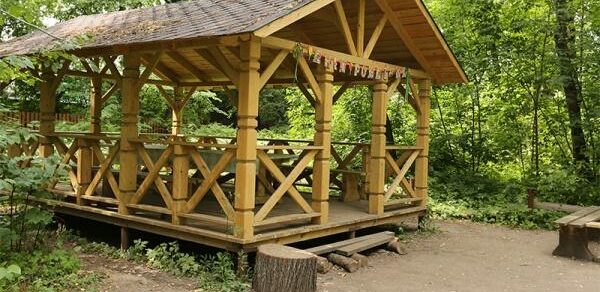 Большая беседка на территории парка Лосиный Остров