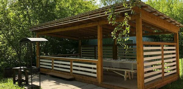 Беседка вместимостью до 20 человек с мангалом для шашлыка