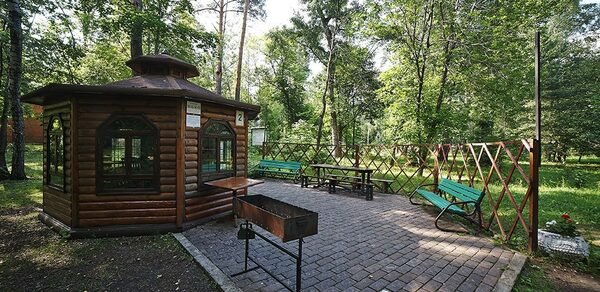 Беседка с мангалом для шашлыка на территория санатория
