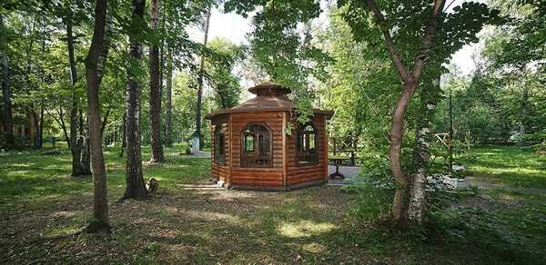 Беседка с мангалом для шашлыка на территория санатория