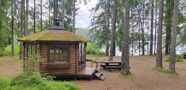 Гриль беседка на берегу живописного озера Длинное