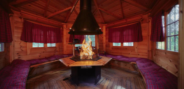 Гриль беседка на берегу живописного озера Длинное