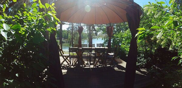 Маленький шатер-беседка с видом на озеро