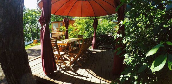 Маленький шатер-беседка с видом на озеро