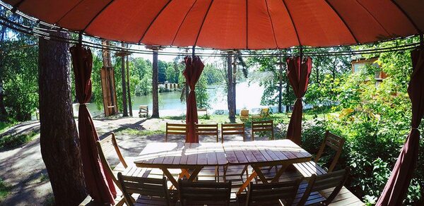 Маленький шатер-беседка с видом на озеро