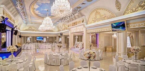 Парадайз. Банкетный зал с колоннами