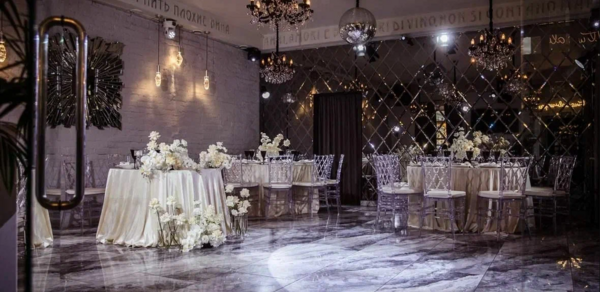 Vinity. Банкетный зал с архитектурой 19 века