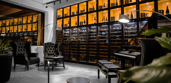 Kapital Bar. Банкетный зал в темных тонах