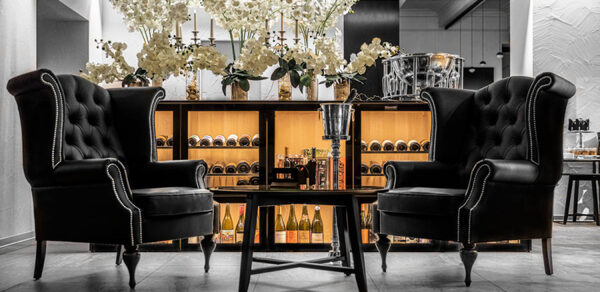 Kapital Bar. Банкетный зал в темных тонах