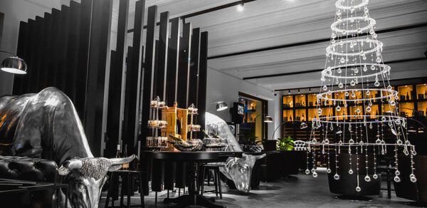 Kapital Bar. Банкетный зал в темных тонах