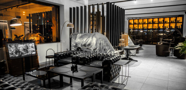 Kapital Bar. Банкетный зал в темных тонах