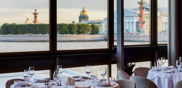 Магадан. Банкетный зал на теплоходе