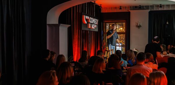 Банкетный зал с большими окнами в пол