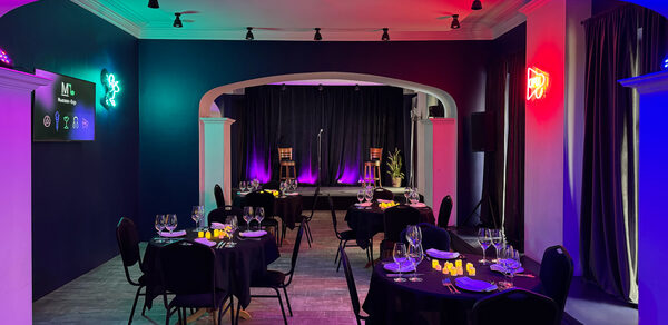 Банкетный зал с большими окнами в пол