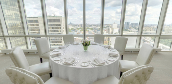 Светлый банкетный зал на 20 этаже