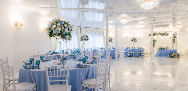 Банкетный зал в голубых тонах
