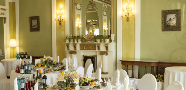 Банкетный зал со сводчатыми окнами