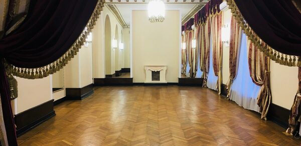 Банкетный зал с камином