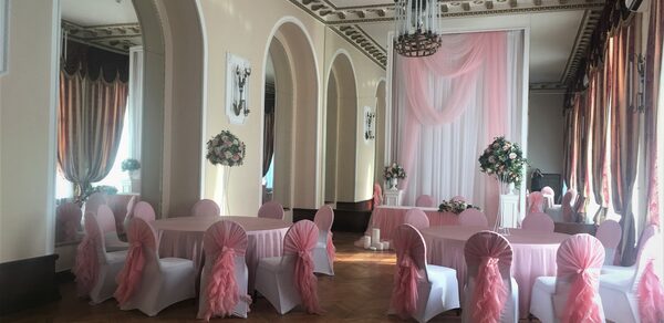 Банкетный зал с камином