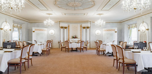 Президент-отель. Банкетный зал в светлых тонах