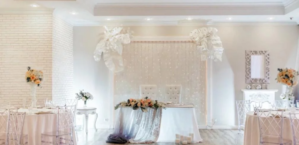 Amulet. Банкетный зал в светлых тонах