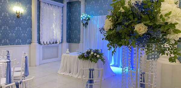 ПРАЗ-Д-НИК. Банкетный зал с круглыми столами