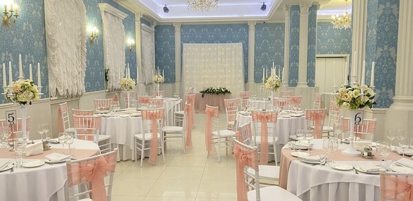 ПРАЗ-Д-НИК. Банкетный зал с круглыми столами