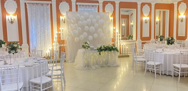 ПРАЗ-Д-НИК. Банкетный зал с яркими стенами