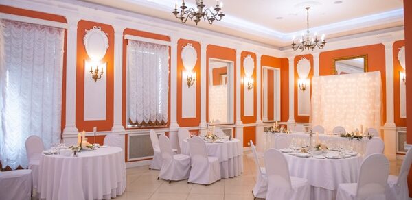 ПРАЗ-Д-НИК. Банкетный зал с яркими стенами