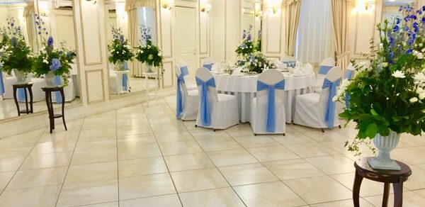 ПРАЗ-Д-НИК. Банкетный зал с зеркалами