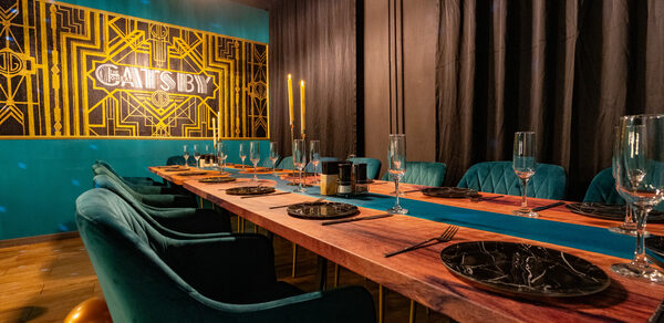 Gatsby. Стильный тематический лофт в черно-золотых цветах 