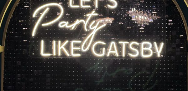 Gatsby. Стильный тематический лофт в черно-золотых цветах 