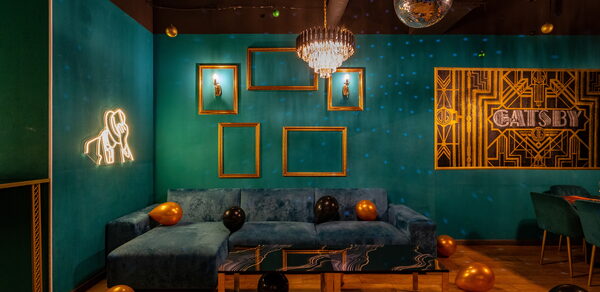 Gatsby. Стильный тематический лофт в черно-золотых цветах 