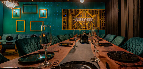 Gatsby. Стильный тематический лофт в черно-золотых цветах 