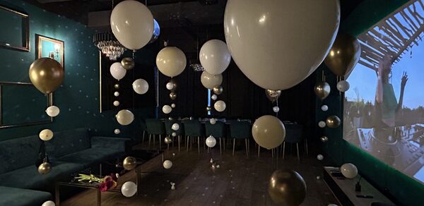 Gatsby. Стильный тематический лофт в черно-золотых цветах 