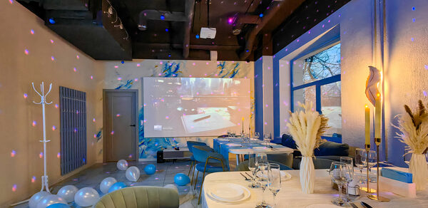 Happy. Светлый лофт с уютной фотозоной, неоном и караоке