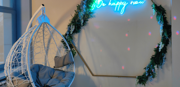 Happy. Светлый лофт с уютной фотозоной, неоном и караоке