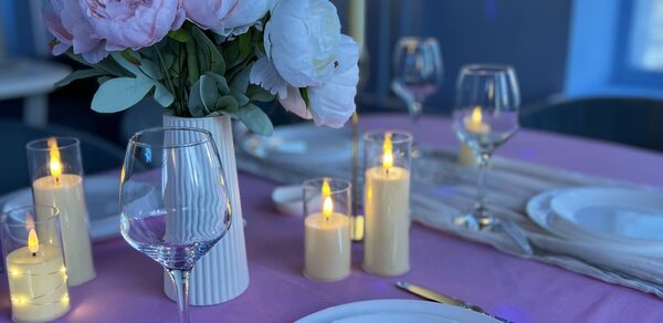 Happy. Светлый лофт с уютной фотозоной, неоном и караоке