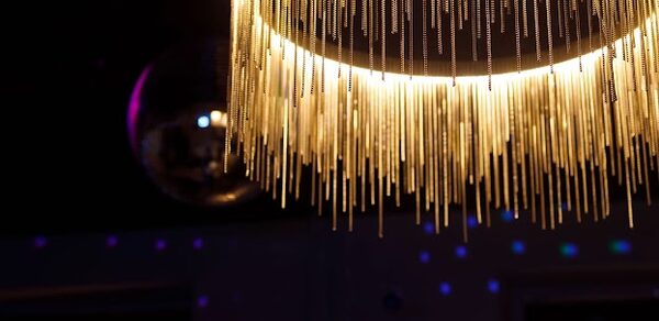 Happy. Светлый лофт с уютной фотозоной, неоном и караоке