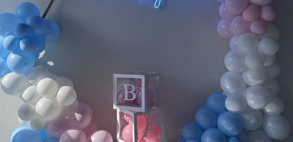 Happy. Светлый лофт с уютной фотозоной, неоном и караоке