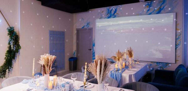 Хэппи. Светлый лофт с уютной фотозоной, неоном и караоке