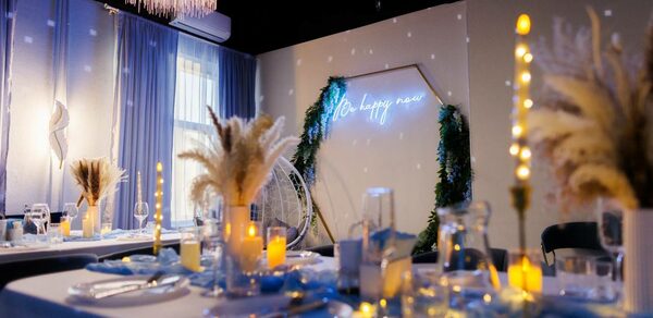 Хэппи. Светлый лофт с уютной фотозоной, неоном и караоке