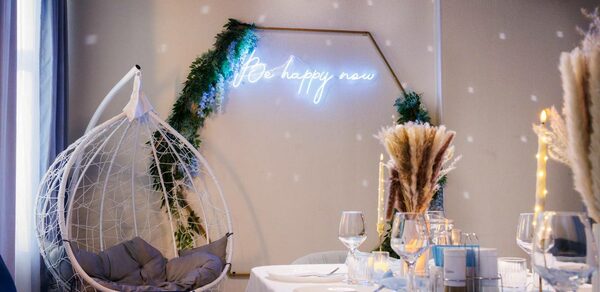 Хэппи. Светлый лофт с уютной фотозоной, неоном и караоке