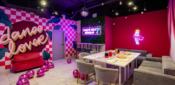 Dance. Современный лофт с фотозоной, караоке и диско-шаром